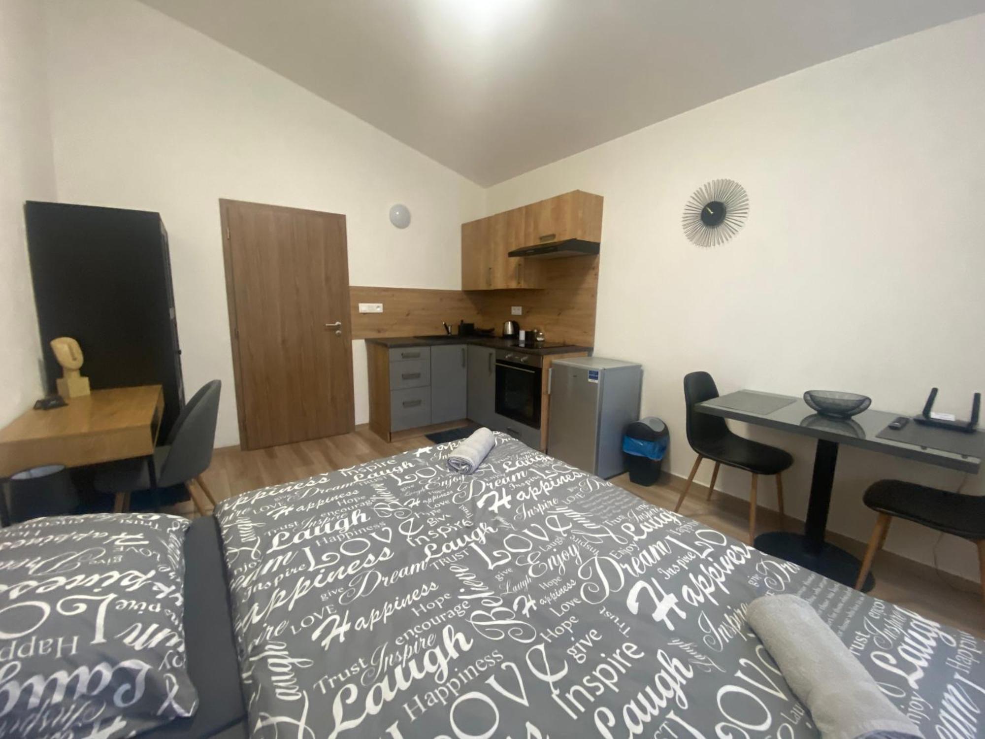 Cerna Ruze - Apartman 7 Plzeň Buitenkant foto