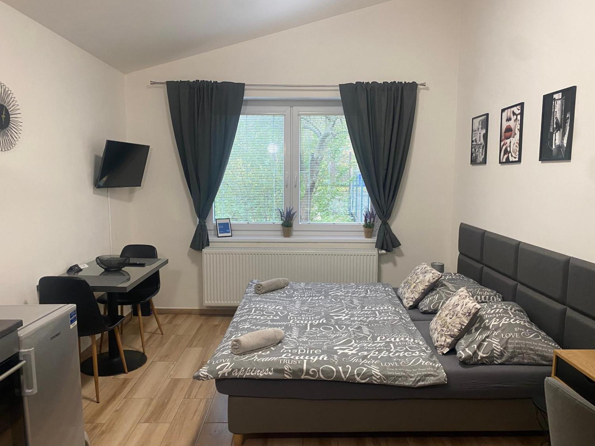 Cerna Ruze - Apartman 7 Plzeň Buitenkant foto